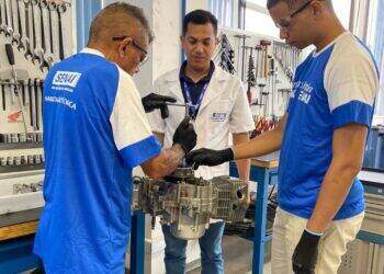 Gerações conectadas pelo saber avô e neto cursam juntos Mecânica de Motocicletas no SENAI Tocantins