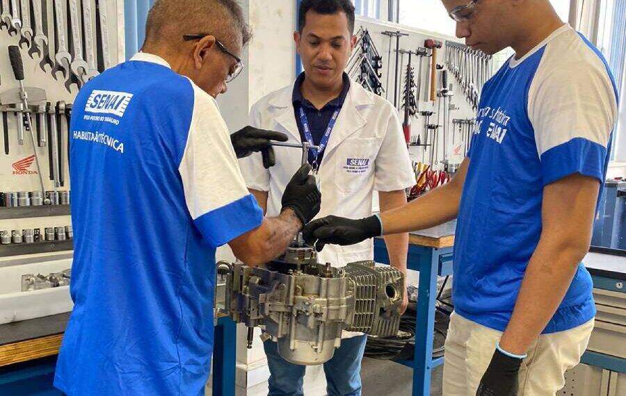 Gerações conectadas pelo saber avô e neto cursam juntos Mecânica de Motocicletas no SENAI Tocantins